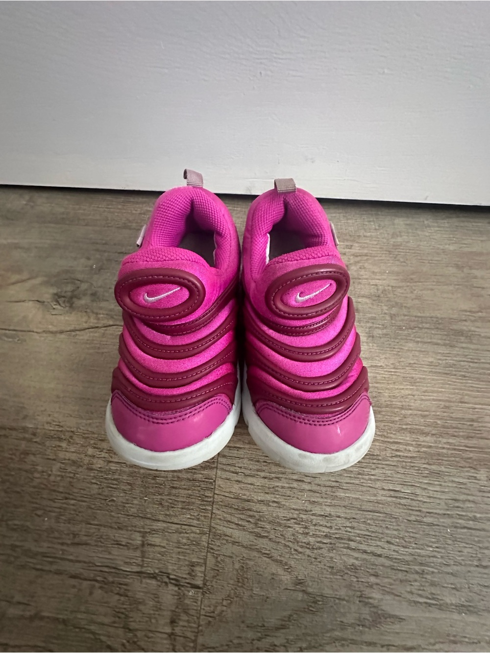 Nike Dynamo Free Girls Sneakers Pull On Sz 10c like new Condition